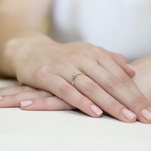 Pierścionek z Brylantem 0,10ct z żółtego złota próby 585